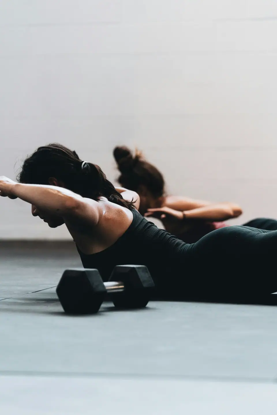 Femme concentrée sur un mouvement de musculation